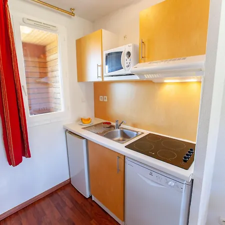 8-guests In *